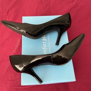 Faux patent leather pumps/8.5
